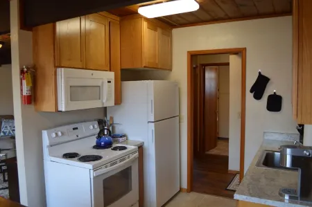 ARCATA ONE BEDROOM- stay near and downtown CalPoly Humboldt - a 13-min stroll