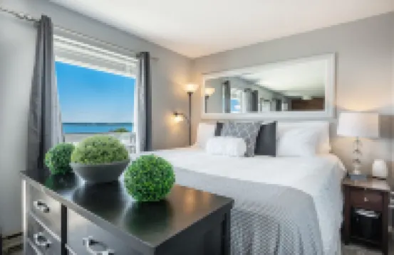 Water View From Every Window With Steps From The Beach