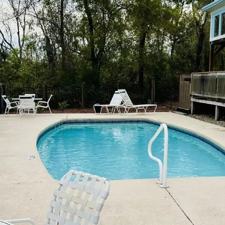 Beautiful home on the river, mins to the Gulf; fire-pit, bar, view
