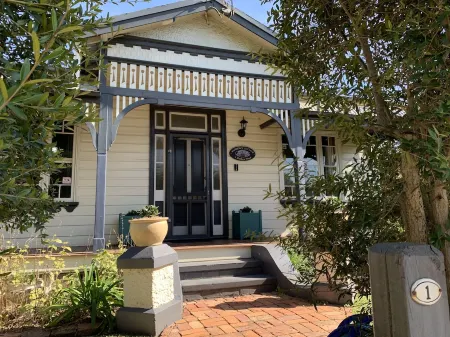 Florence Cottage, 10 minutes from Hunter Valley Vineyards. Family friendly. Отели в г. Сеснок