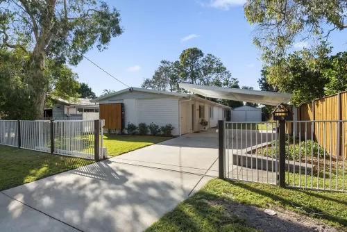 Beachside beauty - walk to surf, lake & cafés