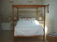 Cottage 4 people with private garden in village Saintongeais estuary 5 km