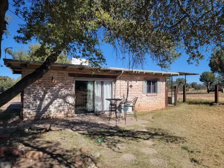 Dogwood Flats - A cozy guest house in the oak trees!