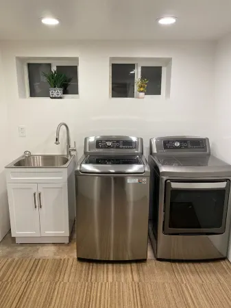 Beautiful & Large Garden Level Studio Отели рядом с достопримечательностью «In Season»