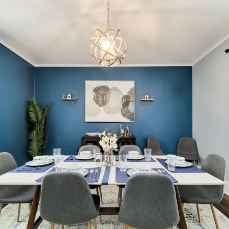 Central & Peaceful 3-bed home with a fireplace