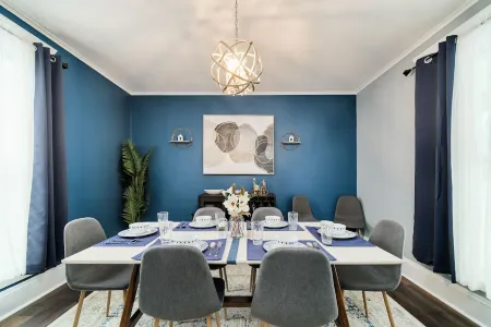 Central & Peaceful 3-bed home with a fireplace