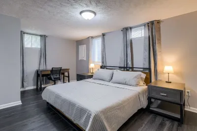 Hamilton in heart of Omaha! Multi family and group friendly! The perfect space!!