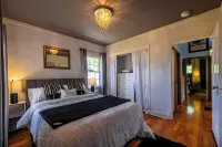 Central Cozy Cottage! Spacious entertaining area, gameroom, and cornhole arena!