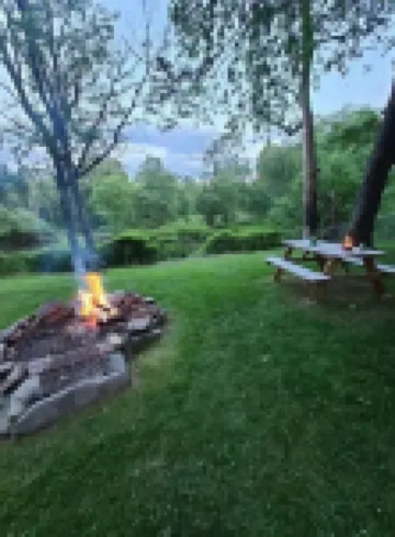 Riverfront cottage. Hiking, fishing, relaxing, pet friendly !