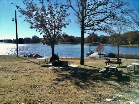 Beautiful Lake Front Setting on Lake Bonham//10 min from Lake Bois D’Arc