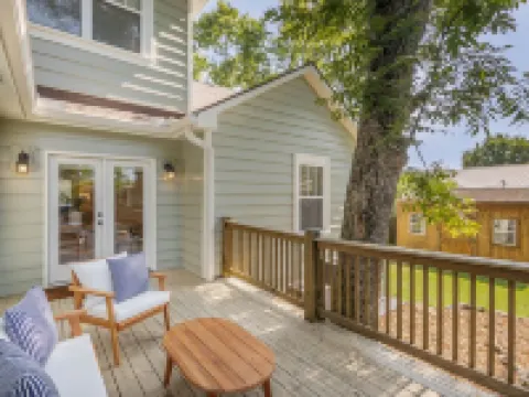 Park Street Dream in Downtown Northport, 2.5 Miles from U of A Stadium Hotels in Northport
