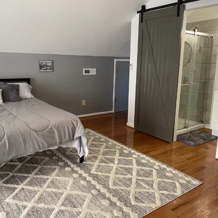 Joyful Loft! Newly renovated loft apartment! Close to Downtown and Universities!