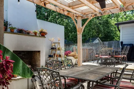 Village View- walkable to NC State & Cameron Village -Pet Friendly