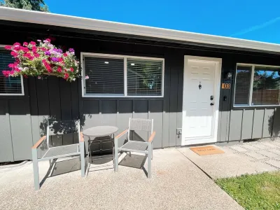 Cozy Boho Inspired Duplex - with 4 person HOTUB! Hôtels à proximité de la Vancouver, Washington Amtrak Station