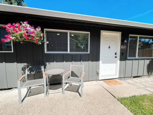 Cozy Boho Inspired Duplex - with 4 person HOTUB! Hotel a Vancouver