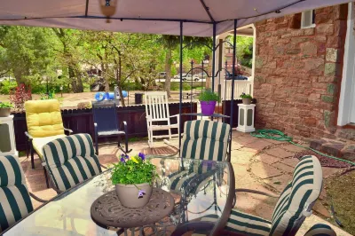 Heart of Manitou Springs. Award-winning. Luxurious. Rent all three apartments. Ruxton's Trading Post附近的飯店
