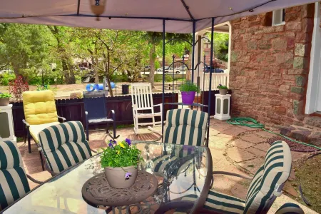 The Heart of Manitou Springs. Award-winning. Luxurious. Historic. 1st Floor unit Отели рядом с достопримечательностью «Iron Spring»