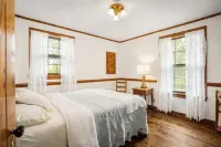 Privacy and peace at the cozy Cabin. Family friendly and pet friendly Hotels in Marshall County