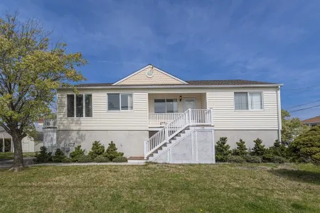 4 bdrm , 2 bath beach house 1 1/2 blocks from beach!