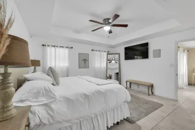 The Cozy Houz at Cimarron! With Golf Course View Hotels near Leo Najo Baseball Field