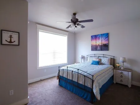 Panoramic Lake Travis Escape – 3Br 3BA Unit w  Lake View Balcony & Resort Pools