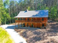 Secluded 6-bedroom Log Cabin Nestled in the Pines Hoteles en Municipio de Marion