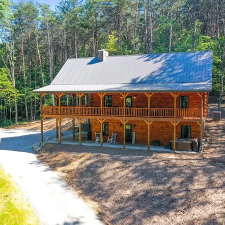 Secluded 6-bedroom Log Cabin Nestled in the Pines