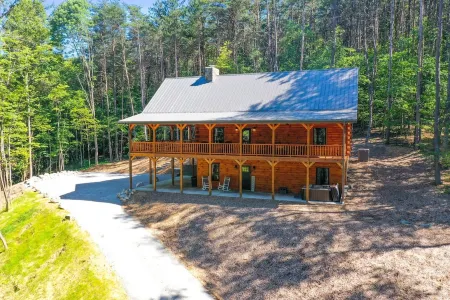 Secluded 6-bedroom Log Cabin Nestled in the Pines