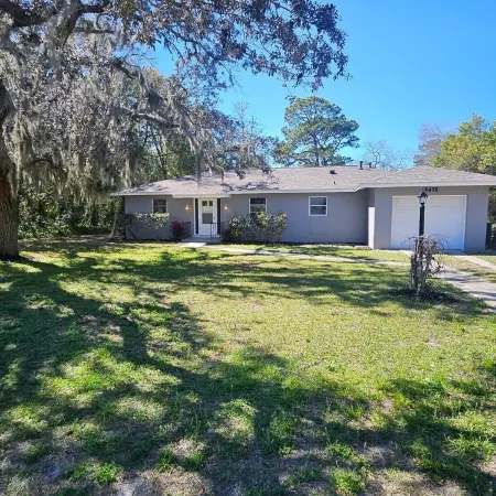 Cozy 3-bedroom house in peaceful Spring Hill with WiFi, AC. Sleeps up to 15