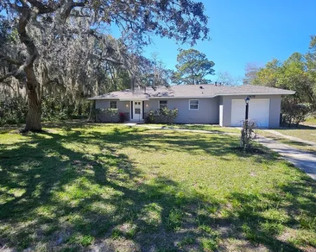 Cozy 3-bedroom house in peaceful Spring Hill with WiFi, AC. Sleeps up to 15 Hotels in Spring Hill