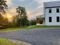 New Modern Farmhouse: 4 Private Acres, 360º Mtn View, Btwn Mtn & Village