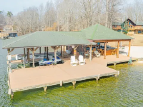 Huge Lakefront Home with private hot tub, dock, and pickle-ball court 庫庫酒店