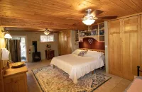Relax in Our Cozy 3-Bedroom Cabin Near Whiskey Row - 8 Min