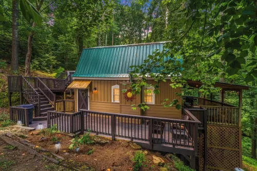 Cameo Cottage- Storybook 2 Bedroom / 2 Bath Mountain Getaway
