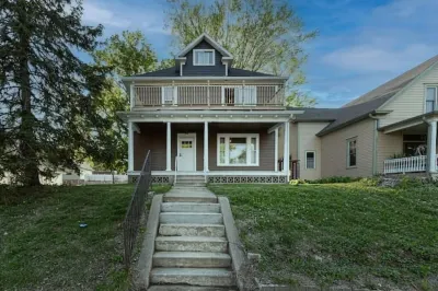 Downtown Historic Spacious 5 Bed Hotels near North American Baptist Heritage Center