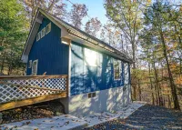 BLVE Cabin w/ Hot Tub in Mountains Near Bushkill Falls VIEWS