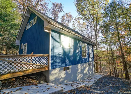 BLVE Cabin w/ Hot Tub in Mountains Near Bushkill Falls VIEWS