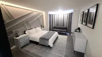 Contemporary 3 bedroom apartment on the first floor overlooking the Salmon River Hotels in 
