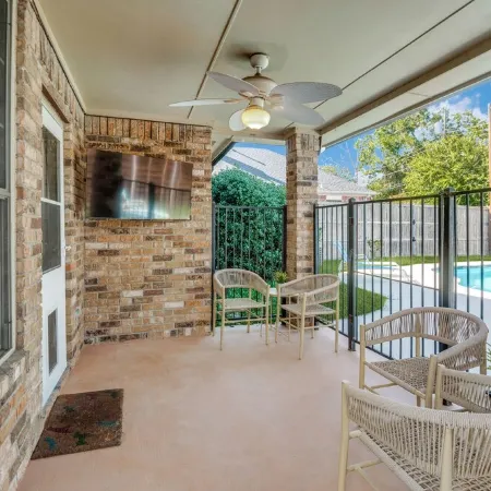 4 Bedroom & Pool: Great Irving Location close to attractions