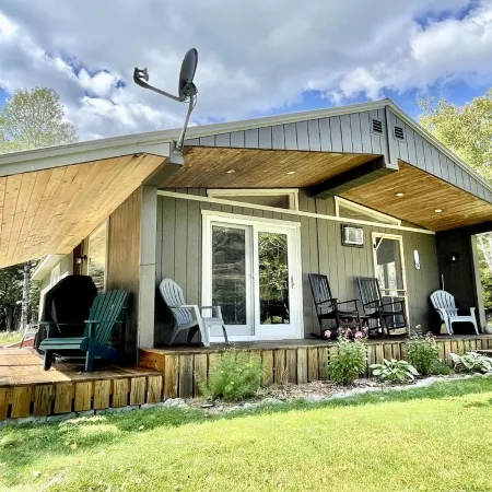 Allagash Elevated Escape • Cedar Hot Tub • Outdoor Entertaining • Riverfront