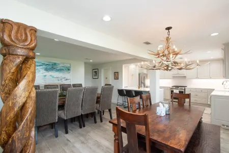 Stunning Five Bedroom Escape - Great Water!