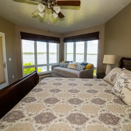 Lake Front Condo on East Lake Okoboji in Bridges Bay Resort. Отели в г. Арнолдс Парк