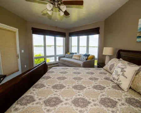 Lake Front Condo on East Lake Okoboji in Bridges Bay Resort. 阿諾茲帕克酒店