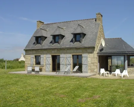 Fishing house in front of the sea. Hotels in Plovan