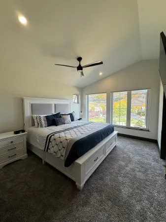 NEW MODERN SKI TOWNHOME WITH AMAZING MOUNTAIN VIEWS, PRIVATE HOT TUB, FIRE PLACE