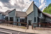 Close to Gatlinburg and Smoky Mtn National Park - Pools - Cozy Deck - Coffee Bar