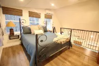 Secluded Treehouse in the Woods 10 Minutes to Landing & Sdc!