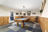Private Retreat on 33 Acres with 1400 ft Lakeshore - Gym