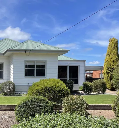 Central Murtoa Home with Lake view, family friendly.