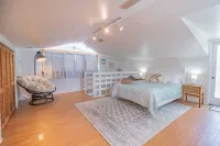 Waterfront Retreat, Pool & Rooftop Deck - 2 Bed Cottage, Kitchen, Great Location